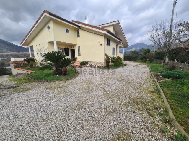 Case e ville in vendita di 630 m² in Via Vigna