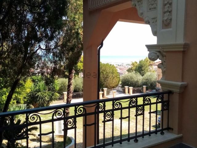 Case e ville in vendita di 636 m² in Viale Splendore