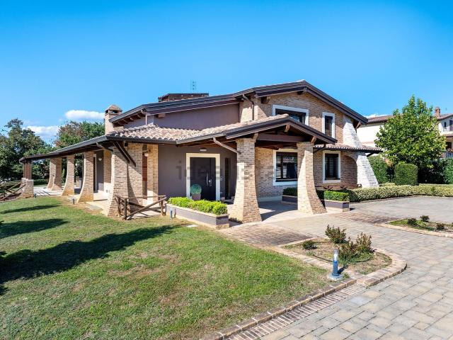 Case e ville in vendita di 636 m² in Strada Tiberina Nord, 157
