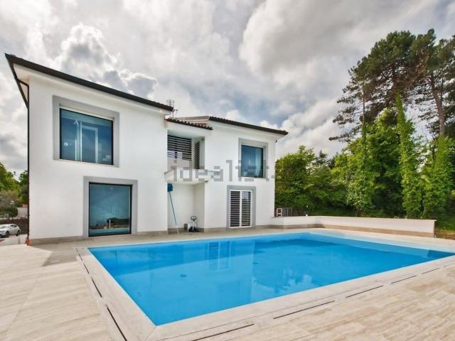 Case e ville in vendita di 640 m² in Via dei Gelsomini