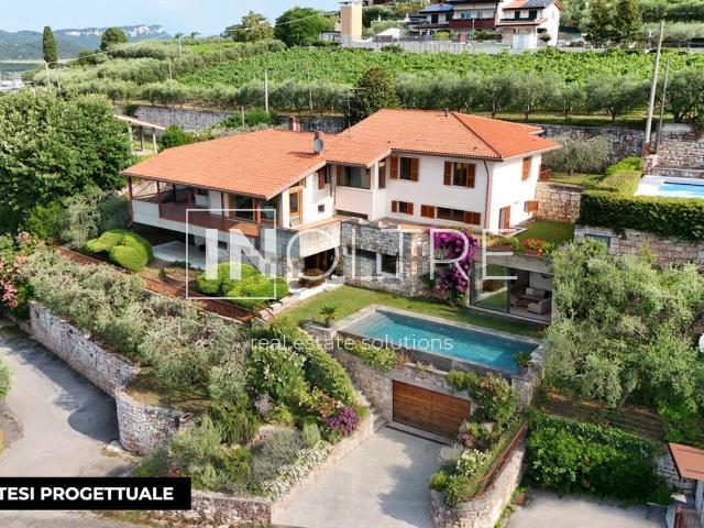 Case e ville in vendita di 640 m² in Via Emilio Salgari, 35