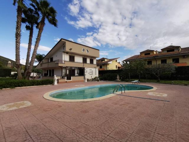 Case e ville in vendita di 640 m² in Via Madonna degli Angeli, 26