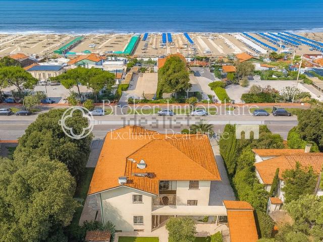 Case e ville in vendita di 645 m² in Via Achille Franceschi