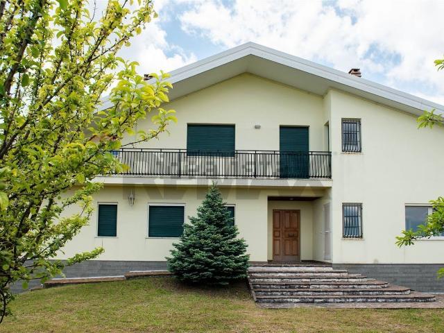 Case e ville in vendita di 645 m² in Via Saliera, 100