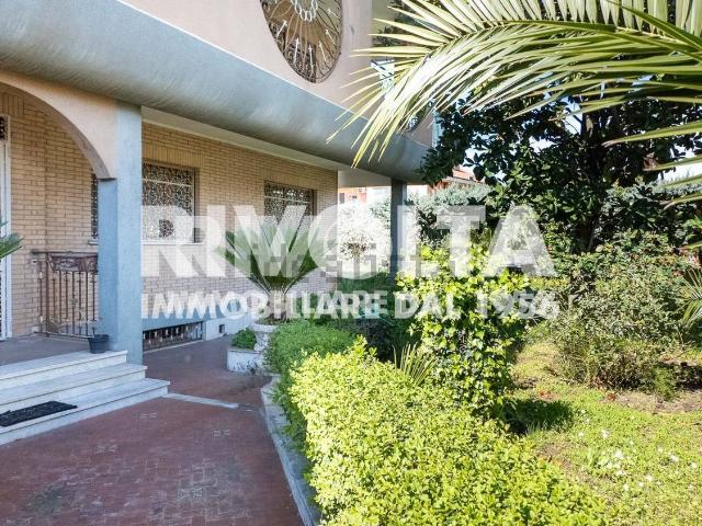 Case e ville in vendita di 645 m² in Via Rocca Imperiale