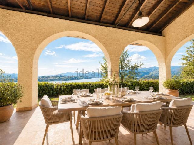 Case e ville in vendita di 646 m² in Via Monte Bianco, 7