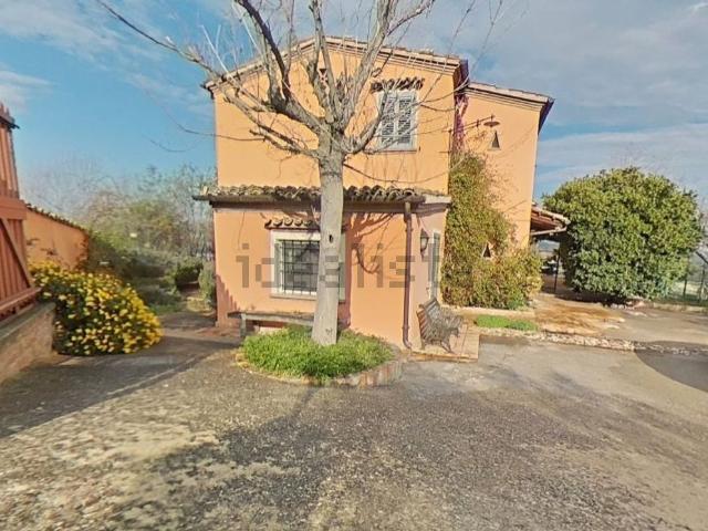 Case e ville in vendita di 646 m² in Frazione villa romita