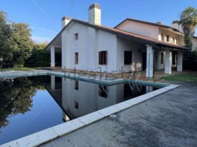 Case e ville in vendita di 649 m² in Via Roma, 10