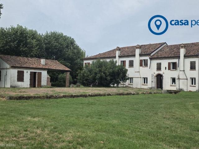 Case e ville in vendita di 650 m² in Via Casalveghe, 16