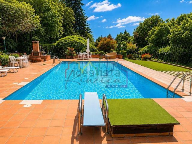 Case e ville in vendita di 650 m² in Via Giovanni XXIII, 28