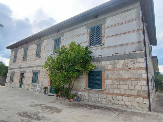 Case e ville in vendita di 650 m² in Via dei Mercuri