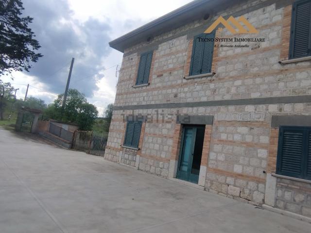 Case e ville in vendita di 650 m² in Via dei Mercuri