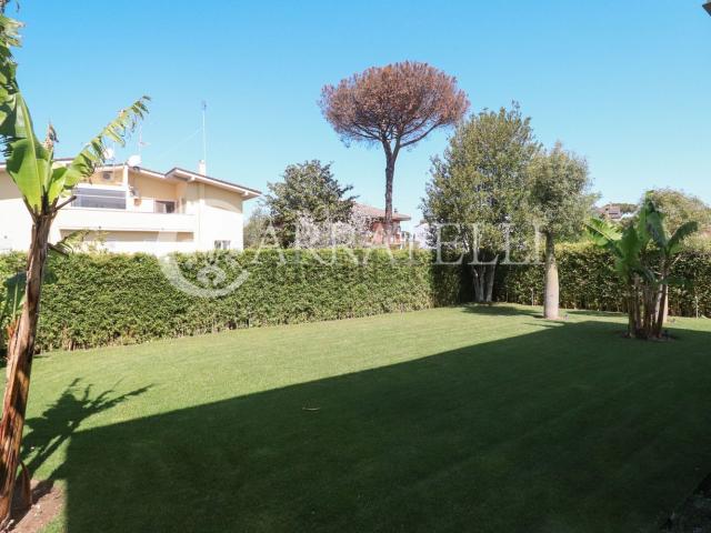 Case e ville in vendita di 650 m² in Via Fidia