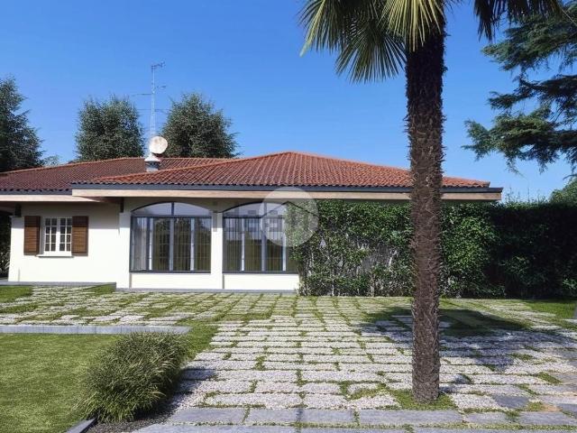 Case e ville in vendita di 650 m² in Via Iseo, 74
