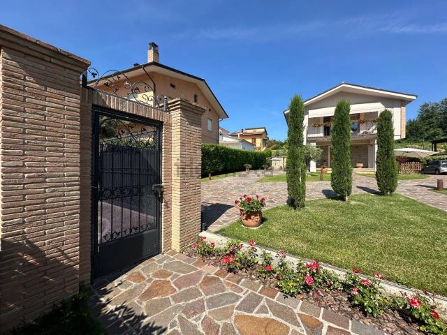 Case e ville in vendita di 650 m² in Via San Gabriele, 76