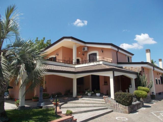 Case e ville in vendita di 650 m² in Via Tappia Furignano, 130