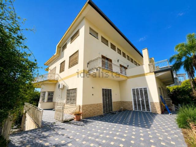 Case e ville in vendita di 650 m² in Viale Odorico da Pordenone, 30