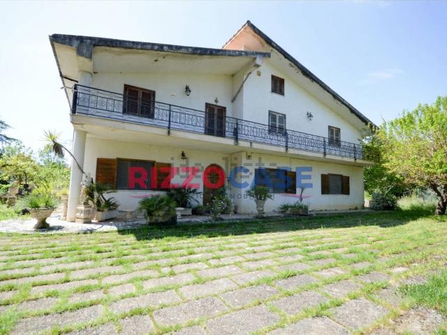 Case e ville in vendita di 650 m² in Contrada Larderia, 1