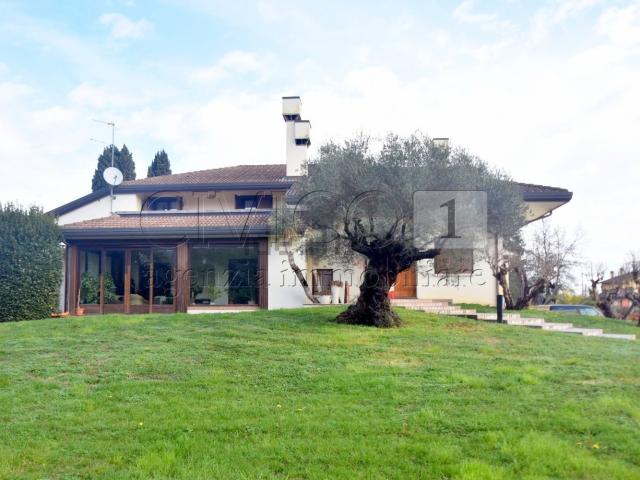 Case e ville in vendita di 653 m² in Via Guazzi