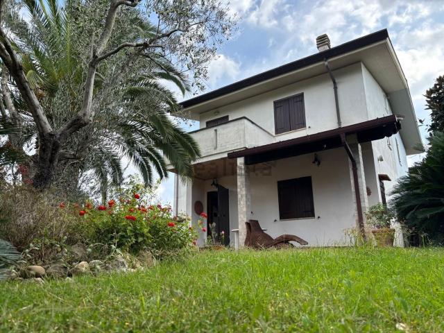 Case e ville in vendita di 65 m² in Via delle Farnie, 111