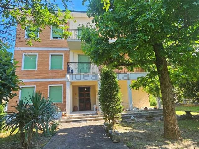 Case e ville in vendita di 660 m² in Viale della Resistenza