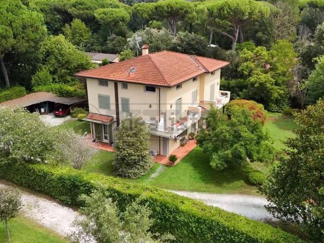 Case e ville in vendita di 665 m² in Via delle Macchie, 12