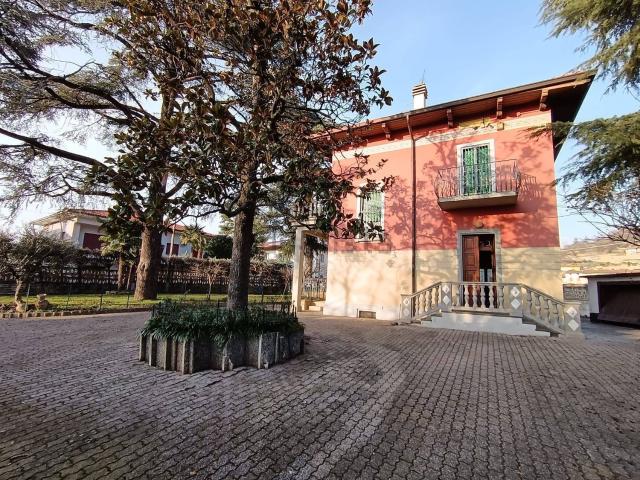 Case e ville in vendita di 668 m² in Via Guglielmo Marconi, 3
