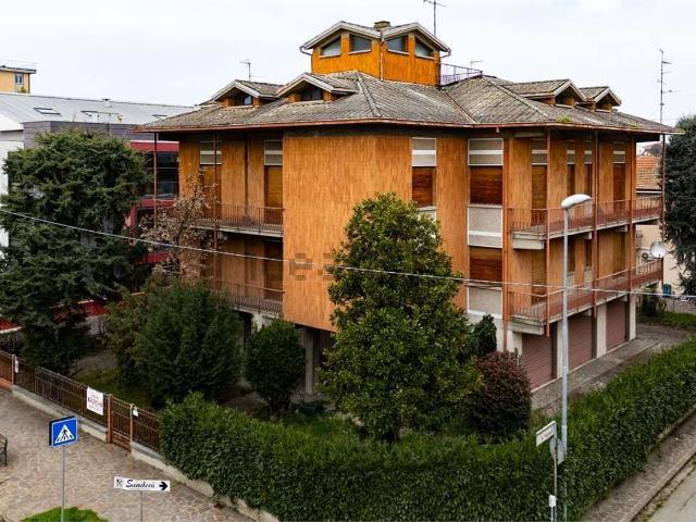 Case e ville in vendita di 670 m² in Via A. Manzoni, 18