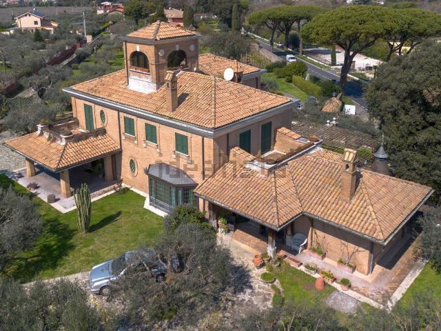 Case e ville in vendita di 670 m² in Via dei Laghi