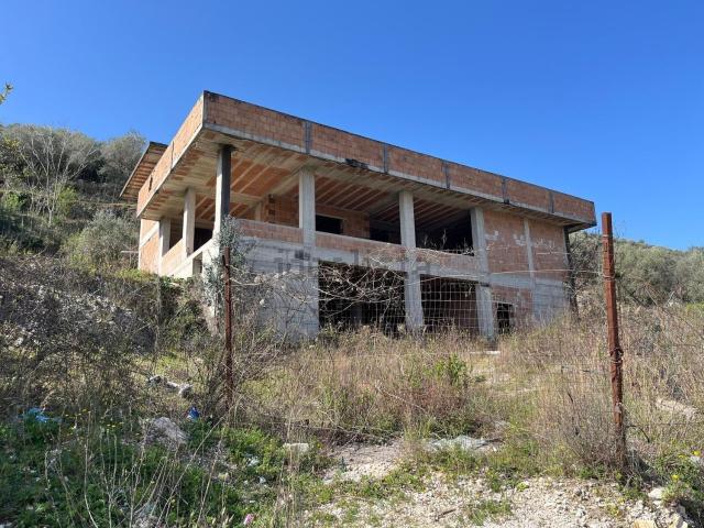 Case e ville in vendita di 672 m²