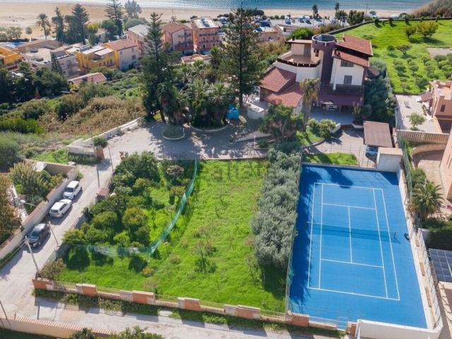 Case e ville in vendita di 675 m² in Via delle Rose