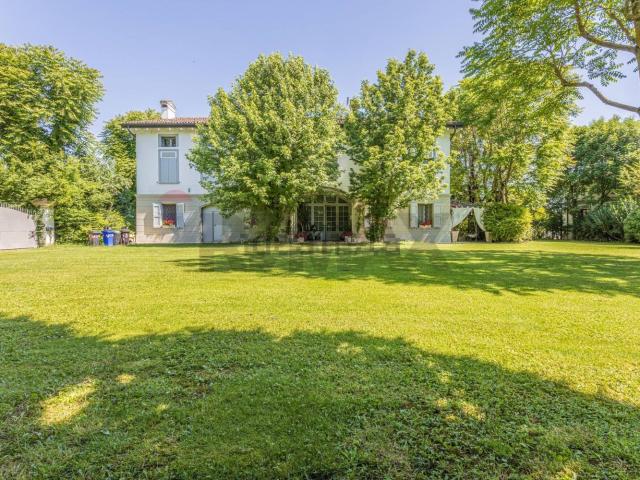 Case e ville in vendita di 679 m²