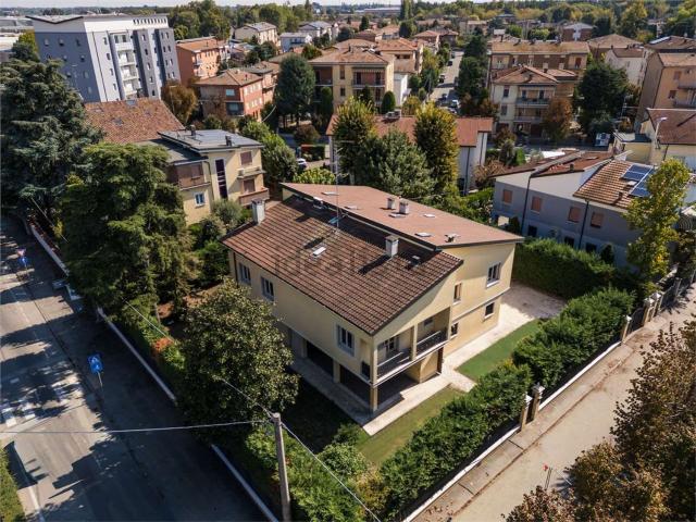 Case e ville in vendita di 680 m² in Via G. Agnini, 1