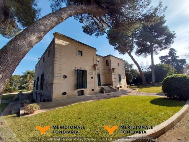 Case e ville in vendita di 680 m² in Via Maglie