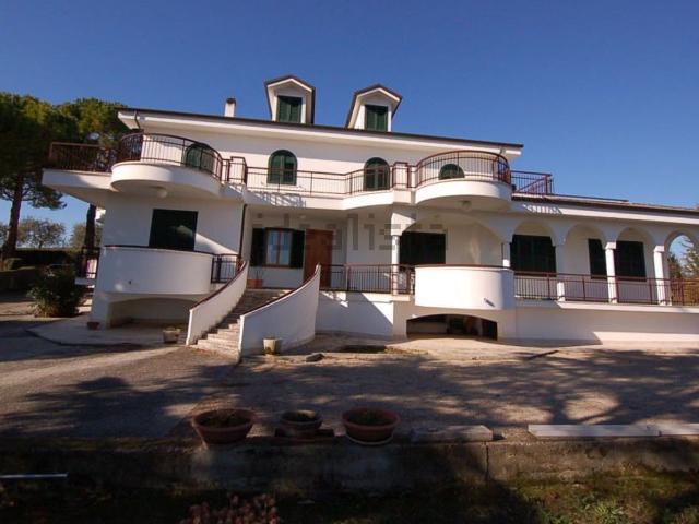 Case e ville in vendita di 680 m² in Strada Communale Bore di Tenna, 1