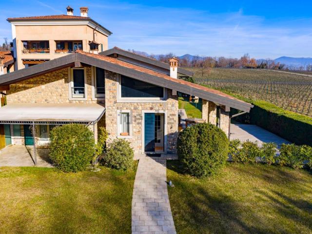Case e ville in vendita di 681 m² in Via Albano Zanella, 11