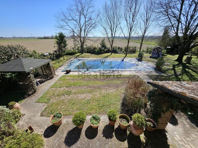 Case e ville in vendita di 688 m²