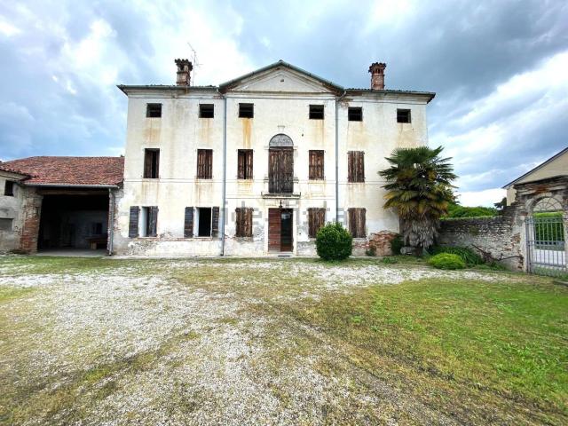 Case e ville in vendita di 690 m²