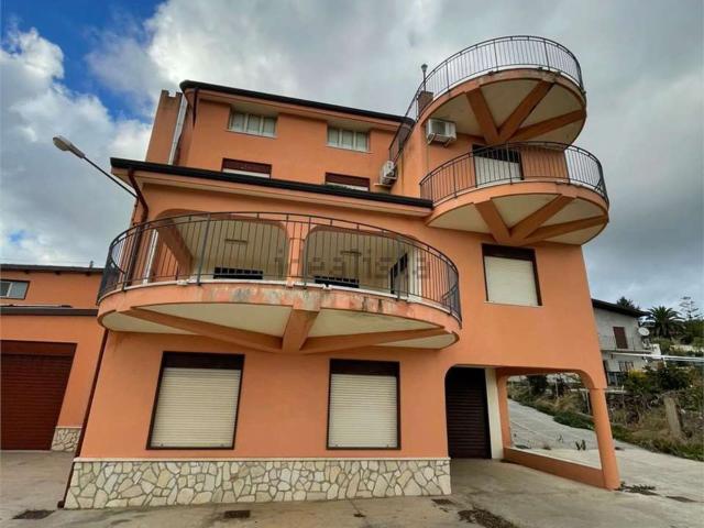 Case e ville in vendita di 691 m² in Via Federico II, 44