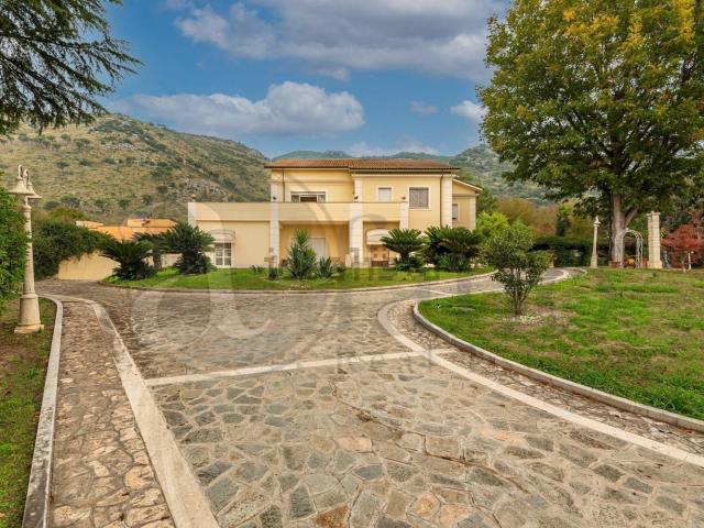 Case e ville in vendita di 692 m² in Via Casilina, 17