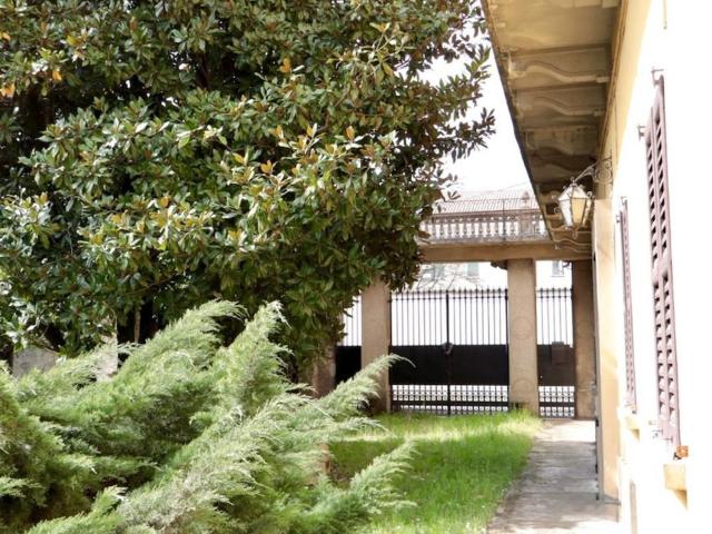Case e ville in vendita di 694 m² in Via Comolli