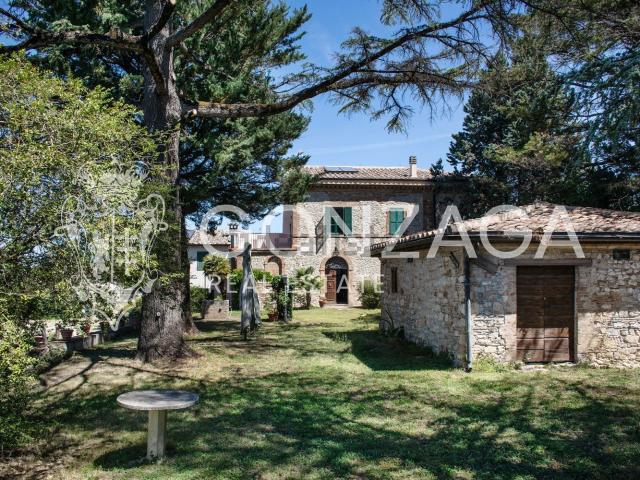 Case e ville in vendita di 695 m² in Strada di Scendone, 30