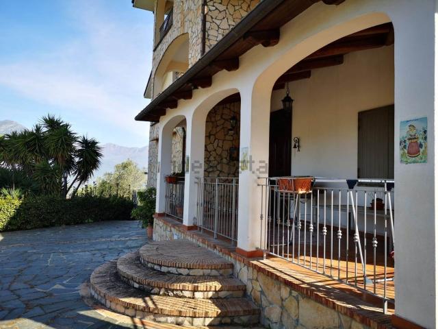 Case e ville in vendita di 696 m²