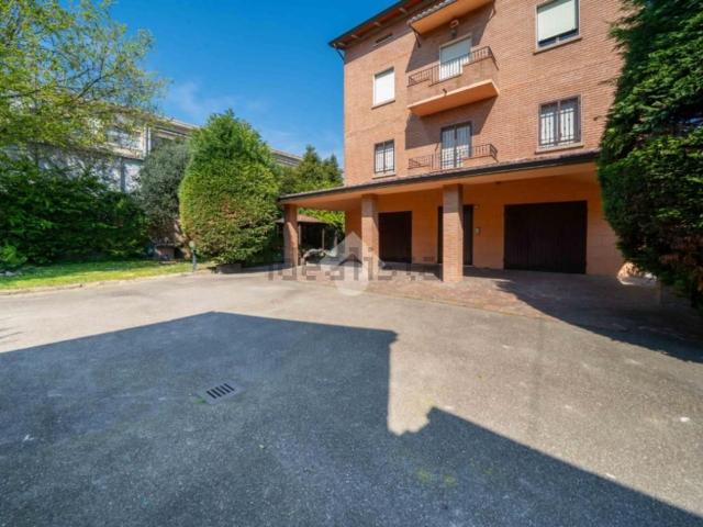 Case e ville in vendita di 697 m² in Via Fratelli Cervi