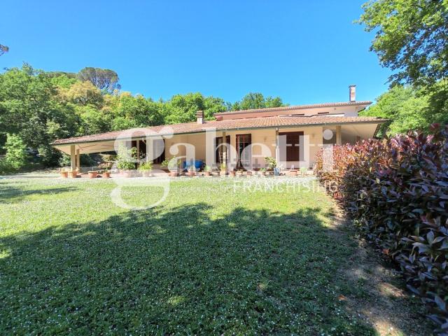 Case e ville in vendita di 700 m²