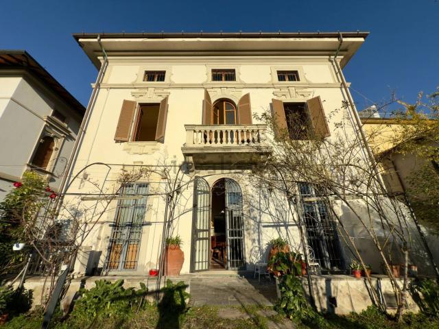 Case e ville in vendita di 700 m² in Via Antonio Gramsci, 59