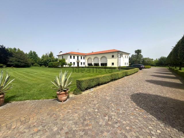 Case e ville in vendita di 700 m² in Via G. Marconi