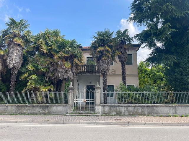 Case e ville in vendita di 700 m² in Via G. Matteotti