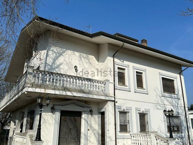 Case e ville in vendita di 700 m² in Via dei Tigli