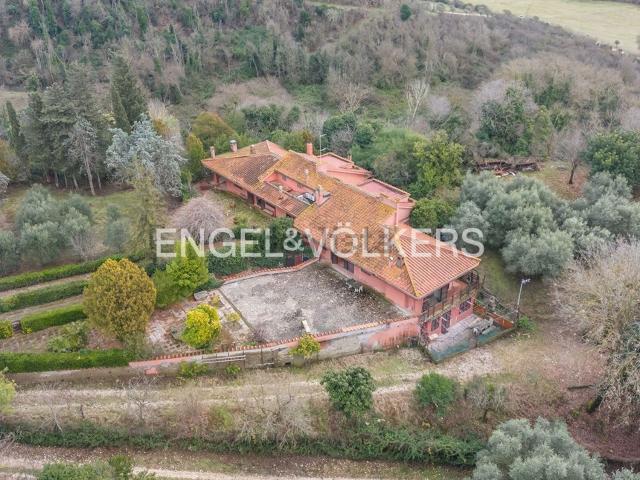 Case e ville in vendita di 700 m² in Via della Marcigliana